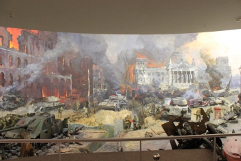   Просмотр экспозиции начинается с просмотра диорам, на которых изображены самые крупные сражения в ходе войны